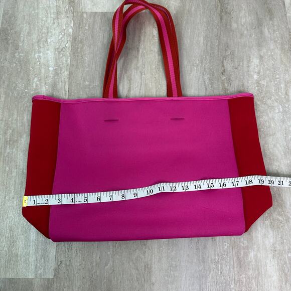 Summersalt The Perfect Beach Tote in Hibiscus & Lava Neoprene - Picture 8 of 9